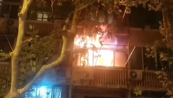 上海32岁女子在闺蜜卧室纵火自焚: 她死了，她朋友也“死”了